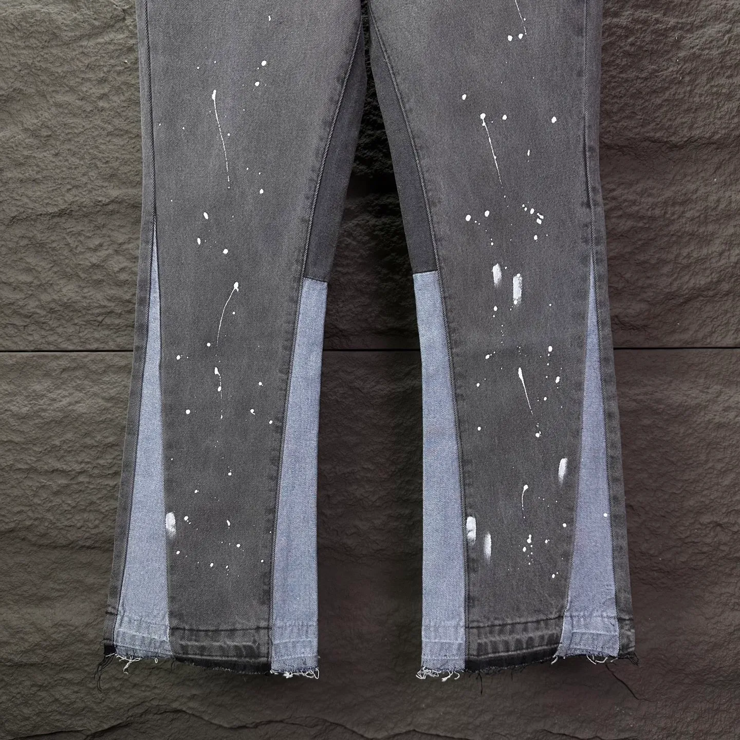 P250 GALLERY DEPT. 2025 new splash-ink hand-painted letter splicing couple style loose washed flared jeans 🔥High version🔥High version🔥 Top ceiling quality Styles with different washed textures are very friendly to people with thin legs and thick legs. The slightly flared version is very flattering. Moderate length that never goes out of style, easy to match with casually, basic styling for various styles, a must-have in the wardrobe! The fabric is stiff but also makes the upper body soft without losing texture. The washing process is even more perfect. It is a must-have item for everyone! ! ! Washed wheat, tag, pants label, three complete labels Color: washed black, washed blue Size: 28, 30, 32, 34 (four sizes)